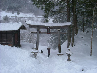 神社の鳥居　昨年は大雪でした