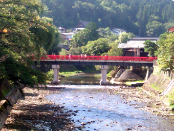 筏橋から上流の赤い中橋を眺めます