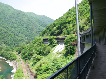高原川と神岡鉄道遠景