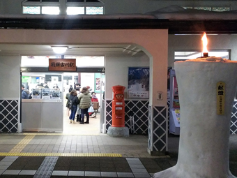 飛騨古川駅と雪像ろうそく